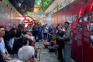 Hoạt cảnh tái hiện một gia đình Hà Nội đón người thân là chiến sĩ trở về trong ngày Giải phóng Thủ đô.