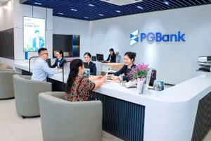 Giao dịch khách hàng tại chi nhánh ngân hàng PGBank.