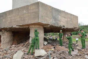 Công an tỉnh Phú Thọ kiểm tra cầu Sông Lô (Ảnh: Công an Phú Thọ).