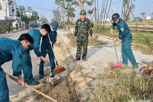  Đại tá Lê Huy Nghĩa kiểm tra, động viên lực lượng dân quân tham gia phong trào “Ngày chủ nhật xanh”.