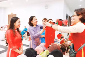 Chủ tịch Hội Liên hiệp Phụ nữ TP Hà Nội Lê Kim Anh thăm quan gian hàng của Tổ phụ nữ khuyết tật tự lực phường Khương Đình.