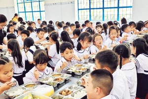 Học sinh Trường tiểu học Lê Lợi ăn trưa tại trường.