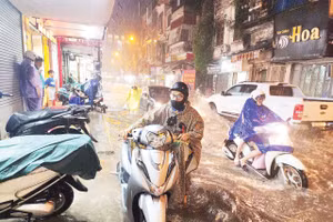 Phố Nguyễn Tuân thường xuyên ngập sau mưa lớn. Ảnh: Võ Hải