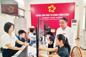 Cán bộ Trung tâm Phục vụ hành chính công phường Thiên Hương hướng dẫn người dân thực hiện thủ tục hành chính.