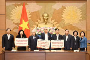 Phó Bí thư Thường trực Thành ủy Hà Nội Nguyễn Văn Phong trao kinh phí hỗ trợ cho các tỉnh: Đắk Lắk, Lâm Đồng, Khánh Hòa.