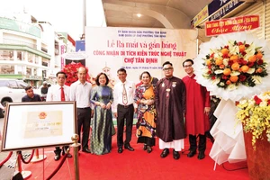 Lễ ra mắt và gắn bảng công nhận Di tích kiến trúc nghệ thuật chợ Tân Định.