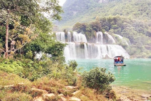 Vẻ đẹp hùng vĩ của thác Bản Giốc - thác nước nằm trên đường biên giới lớn thứ tư trên thế giới.