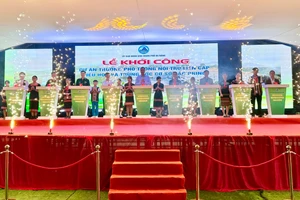 Nghi thức bấm nút khởi công dự án Trường phổ thông nội trú liên cấp Tiểu học và Trung học cơ sở Đắc Pring.