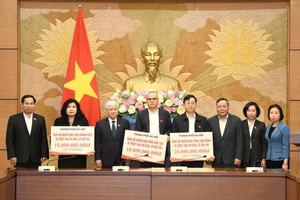 Phó Bí thư Thường trực Thành ủy Hà Nội Nguyễn Văn Phong trao kinh phí hỗ trợ cho các tỉnh: Đắk Lắk, Lâm Đồng, Khánh Hòa.