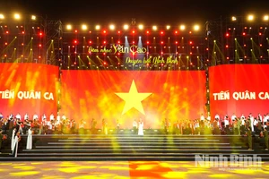 Bài hát mở màn "Tiến quân ca" vang lên tại Quảng trường Đinh Tiên Hoàng Đế khiến nhiều người xúc động.