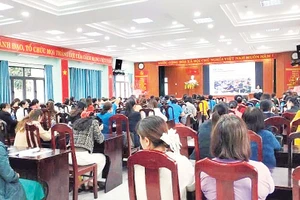 Một buổi tuyên truyền vận động phụ nữ sinh đủ 2 con tại Liên Chiểu, Đà Nẵng.