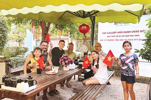 Du khách tham quan CSO Gallery ở Hội An.