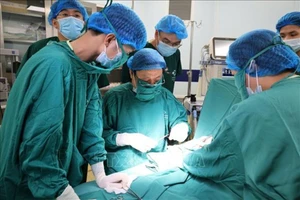 Các y, bác sỹ đầu ngành thực hiện phẫu thuật miễn phí cho trẻ em tại Bệnh viện Sản Nhi tỉnh Phú Thọ. 