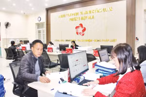 Cán bộ Trung tâm phục vụ hành chính công phường Hiệp Hòa giải quyết thủ tục hành chính phục vụ người dân. 