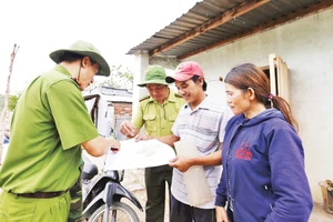 Cán bộ công an, kiểm lâm tuyên truyền pháp luật tại địa bàn.