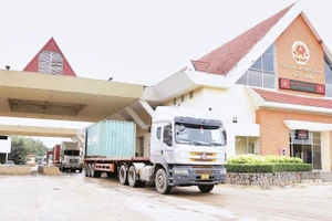 Nằm trên trục đường xuyên Á đi qua Tây Ninh, cửa khẩu quốc tế Mộc Bài là cửa khẩu đường bộ lớn nhất cả nước. Nguồn: tayninh.gov.vn