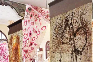 Các tác phẩm nghệ thuật được thể hiện trên giấy dứa.