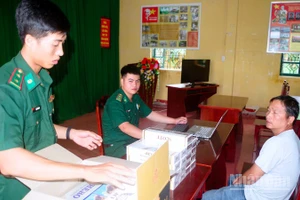 Tổ công tác đồn biên phòng Lai Hòa làm việc với đối tượng Nguyễn Văn Nhiên tại đơn vị. 