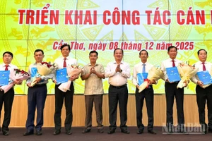 Ủy ban nhân dân thành phố Cần Thơ trao Quyết định nhiều cán bộ chủ chốt.