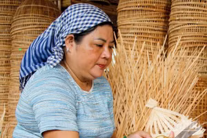 Chị Trương Thị Bạch Thuỷ, Giám đốc Hợp tác xã Mây tre đan Thủy Tuyết đang hoàn thiện sản phẩm từ tre trúc. 