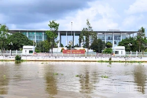 Tỉnh ủy Hậu Giang cũ nằm bên bờ dòng sông Xà No, phường Vị Tân, thành phố Cần Thơ.