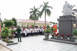 Các em học sinh tham quan Tượng đài “Bác Hồ với chiến sĩ Biên phòng” tại Đồn Biên phòng Vĩnh Hải.