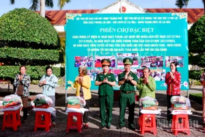 Lãnh đạo Bộ đội Biên phòng thành phố Cần Thơ và Hội phụ nữ cơ sở phòng thủ khu vực 3 Phú Lợi, Bộ Chỉ huy Quân sự thành phố Cần Thơ tặng quà cho các hộ gia đình có hoàn cảnh khó khăn tại chương trình.