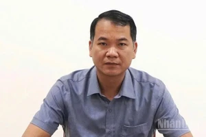 Ông Nguyễn Thanh Tâm, Phó Giám đốc Bảo hiểm xã hội thành phố Cần Thơ trả lời phỏng vấn phóng viên thường trú Báo Nhân Dân tại Cần Thơ. 