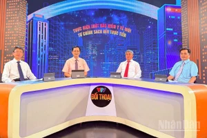 Các diễn giả tham gia chương trình Đối thoại:“Thực hiện Luật bảo hiểm y tế mới - Từ chính sách đến thực tiễn”.