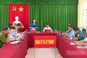 Đồng chí Mã Thị Tươi, Phó Chủ tịch Thường trực Hội đồng nhân dân thành phố Cần Thơ làm việc với lãnh đạo chủ chốt xã Vị Thanh 1.