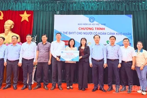 Bảo hiểm xã hội thành phố Cần Thơ tặng thẻ bảo hiểm y tế cho người có hoàn cảnh khó khăn. 