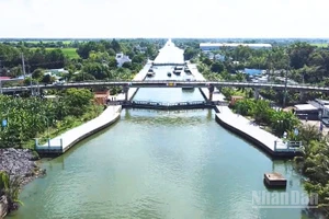 Công trình thủy lợi cống âu Rạch Mọp nhìn từ trên cao.