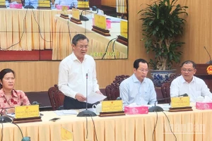 Đồng chí Trương Cảnh Tuyên (đứng), Chủ tịch Ủy ban nhân dân thành phố Cần Thơ phát biểu tại buổi họp trực tuyến với các xã, phường trên địa bàn thành phố.