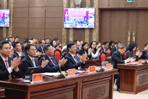 Các đồng chí lãnh đạo Thành ủy Hà Nội và các đại biểu dự hội nghị.