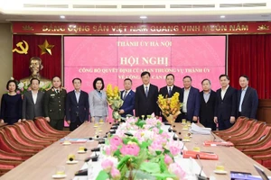 Bí thư Thành ủy Nguyễn Duy Ngọc và Thường trực Thành ủy Hà Nội tặng hoa chúc mừng hai đồng chí Trần Thanh Hà, Nguyễn Thành Long.