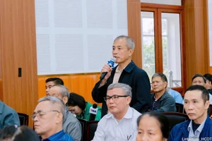 Cử tri phường Long Biên nêu ý kiến tại buổi tiếp xúc cử tri.