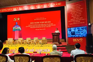 Đồng chí Lại Xuân Lâm, Phó Bí thư Đảng ủy Chính phủ phát biểu tại hội nghị.