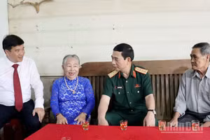 Đại tướng Phan Văn Giang thăm hộ gia đình ông Nguyễn Văn Sự (thờ cúng 2 liệt sĩ) và bà Đinh Thị Bé (thân nhân mẹ Việt Nam Anh hùng).