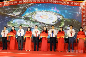 Đại tướng Phan Văn Giang, Ủy viên Bộ Chính trị, Phó Thủ tướng Chính phủ, Bộ trưởng Quốc phòng cùng các lãnh đạo tỉnh Lâm Đồng thực hiện nghi thức cắt băng khánh thành Quảng trường trung tâm Gia Nghĩa và Khu liên hợp Bảo tàng, Thư viện, Công viên.