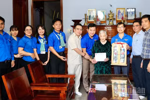 Ban Tổ chức Chương trình “Kỳ nghỉ hồng” tặng quà Mẹ Việt Nam Anh hùng Nguyễn Thị Xuân nhân dịp kỷ niệm 79 năm Ngày Thương binh-Liệt sĩ (27/7/1947-27/7/2026).