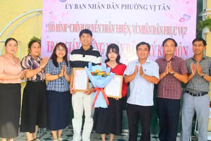 Lãnh đạo Ủy ban nhân dân phường và Trung tâm Phục vụ hành chính công phường Vị Tân trao giấy chứng nhận kết hôn và tặng hoa chúc mừng cặp đôi.