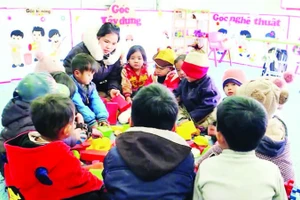 Tiết học của các em học sinh tại điểm trường Lùng Éo, xã Bắc Mê chủ yếu bằng đồ dùng thủ công.