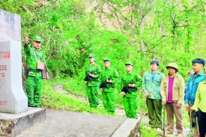 Cán bộ, chiến sĩ Đồn Biên phòng Đàm Thủy tuyên truyền, phổ biến pháp luật về quản lý, bảo vệ biên giới cho nhân dân.