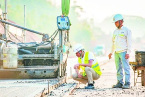 Kỹ sư dự án kiểm tra chất lượng thảm bê-tông nhựa mặt đường của tuyến đường cao tốc cửa khẩu Hữu Nghị-Chi Lăng.
