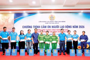 Lãnh đạo Liên đoàn Lao động tỉnh Cao Bằng và đại diện Cụm thi đua số 1 tặng quà cho người lao động có hoàn cảnh khó khăn.