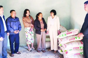 Lãnh đạo Đảng ủy xã Đức An kiểm tra, nắm bắt tình hình thực tế mô hình “5 cán bộ, đảng viên giúp 1 hộ dân thoát nghèo” trên địa bàn.