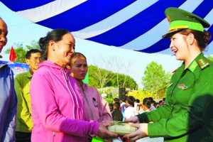 Cán bộ, chiến sĩ Ban Chỉ huy Bộ đội Biên phòng tỉnh Quảng Ngãi tặng quà nhân dân xã biên giới Sa Loong.