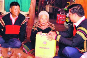Bí thư Tỉnh ủy Đắk Lắk Lương Nguyễn Minh Triết thăm, tặng quà Tết gia đình chính sách ở buôn Ea M'Droh, xã Ea M'Droh. (Ảnh H'GIANG NIÊ)