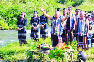 Nghi lễ cúng bến nước của người Mnông ở xã Đam Rông 4, tỉnh Lâm Đồng.