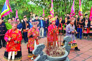 Các thầy mo thực hiện nghi lễ cúng Tổ Bàn Vương theo phong tục cổ truyền tại Miếu Bàn Vương.